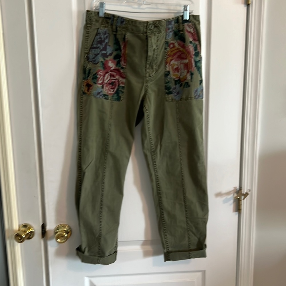 Anthropologie Women’s Cargo pants with embroidered flower pockets. NWT size 29